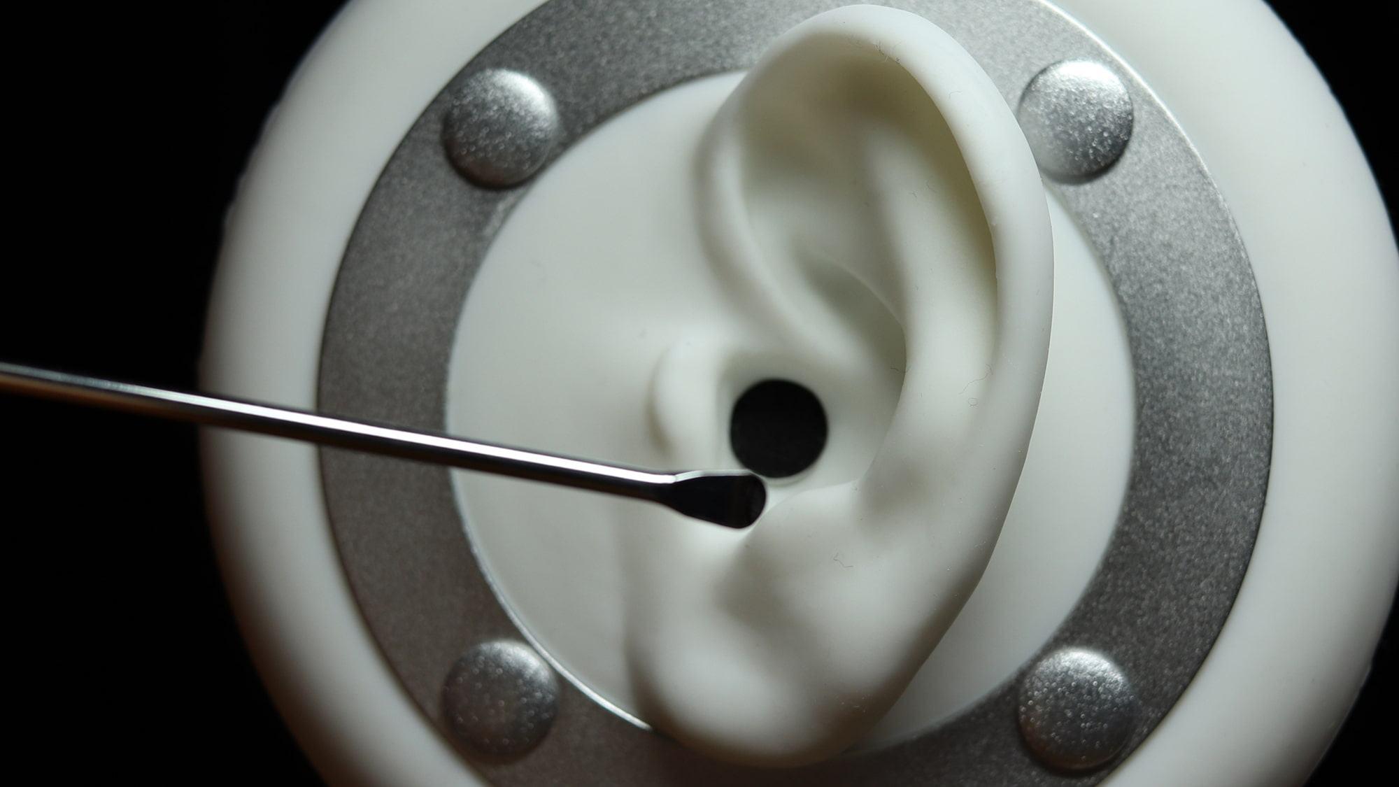 ステンレス製耳かきでゆっくり耳かき / 3Dio