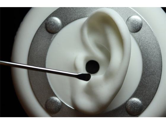 ステンレス製耳かきでゆっくり耳かき / 3Dio