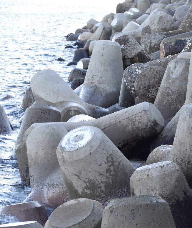 海が人に語る消波ブロック