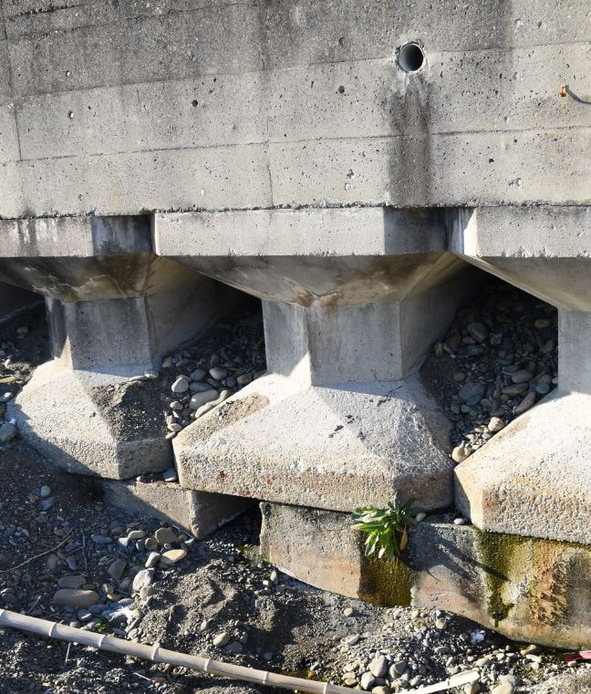 海が人に語る消波ブロック