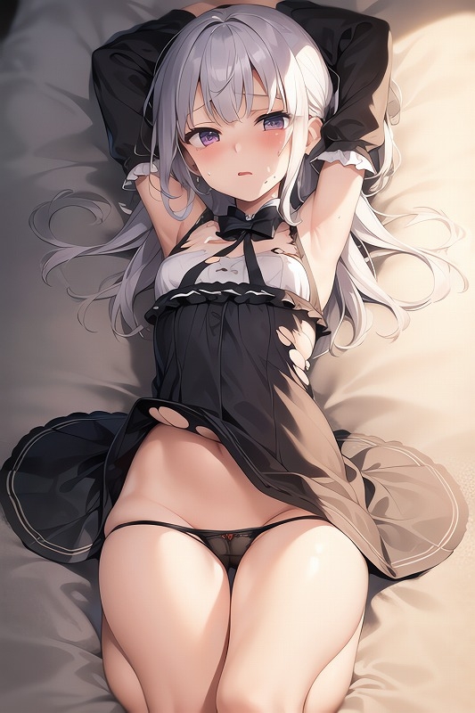 服の破れた少女集