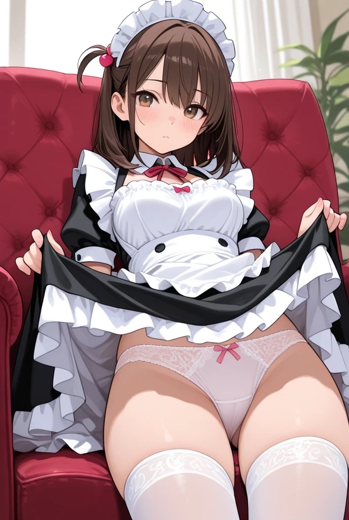 メイド服の女の子がパンツを見せてくれる